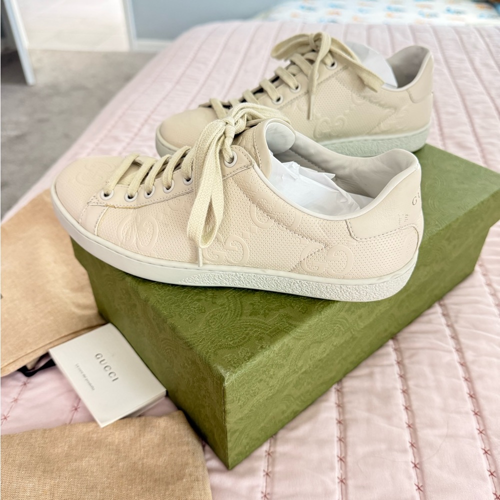 Gucci Women's Beige Sneakers